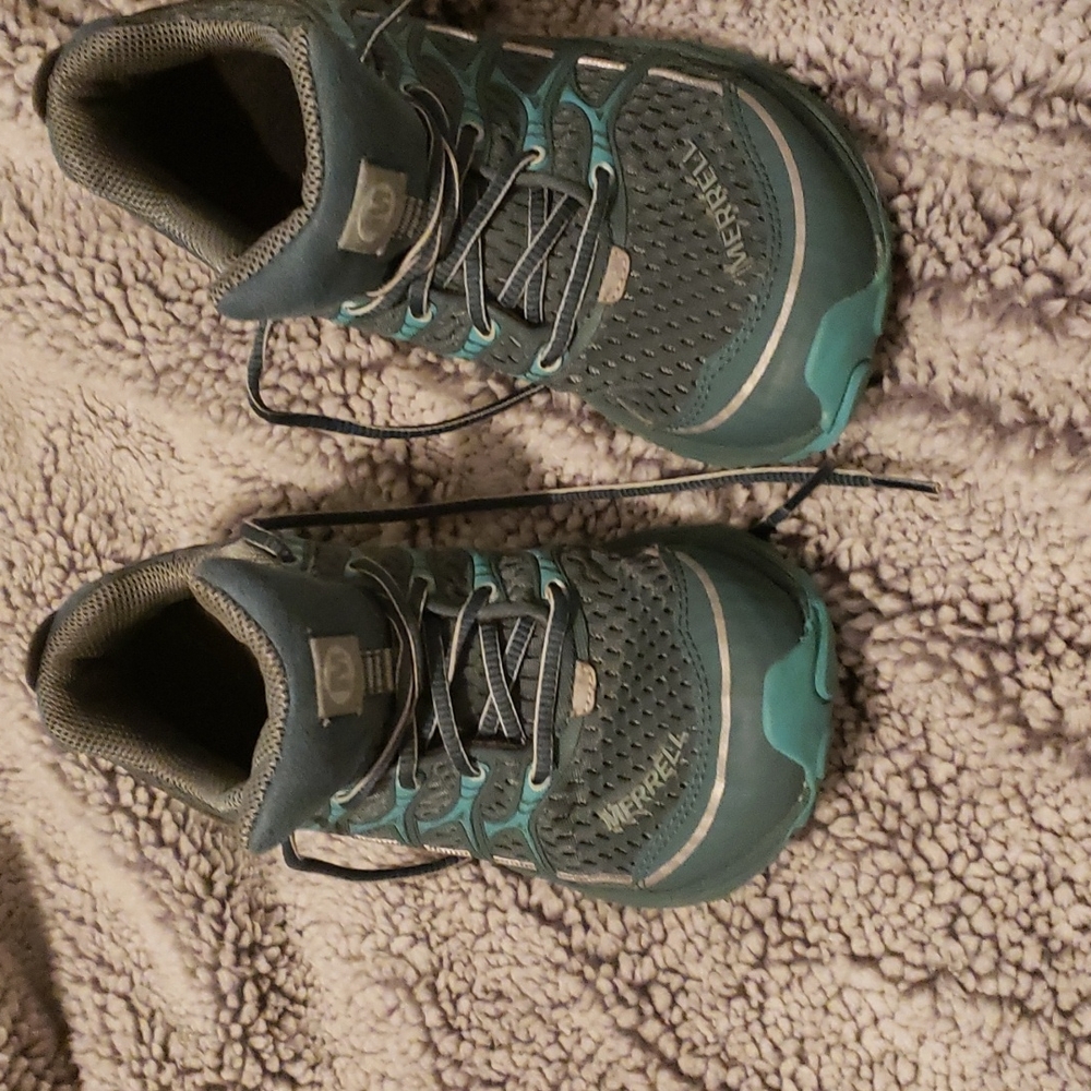 Athletic shoes